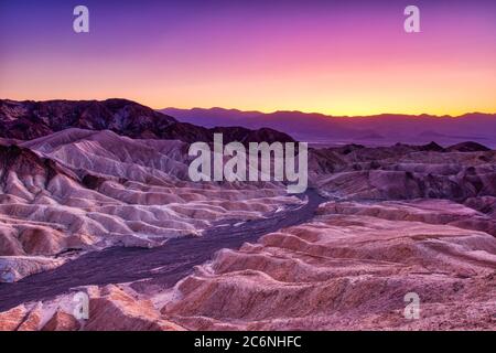 Badlands Blick vom Zabriskie Point im Death Valley National Park bei Dusk, Kalifornien Keywords: Tod, Tal, kalifornien, Badlands, Landschaft, Stockfoto