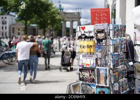 Berlin, Deutschland. Juli 2020. Postkarten der Stadt Berlin werden in Sichtweite des Brandenburger Tors verkauft. Quelle: Jörg Carstensen/dpa/Alamy Live News Stockfoto