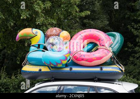 Berlin, Deutschland. Juli 2020. Ein Auto mit verschiedenen aufblasbaren Objekten ist auf der Straße des 17 geparkt. Quelle: Jörg Carstensen/dpa/Alamy Live News Stockfoto