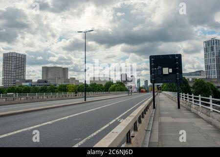 Waterloo Bridge, London während der Pandemie Covid-19 verlassen. Stockfoto