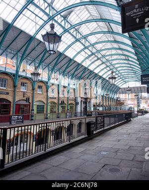 Das menschenleere Innere der piazza während der Pandemie Covent Garden 19 in London, Großbritannien. Stockfoto