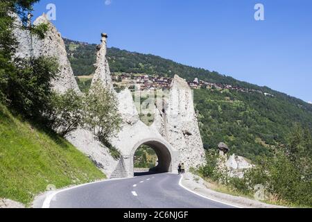 Pyramides d'Euseigne oder Feen Schornstein Felsformationen in Schweizer Alp. Die Felsen bleiben auf erodierter ehemaliger Gletschermoräne im Gleichgewicht. Ein Straßenpass wurde gebaut und Stockfoto