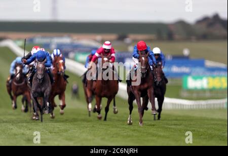 Atemberaubende Schönheit, die von Jockey Oisin Murphy (rechts) geritten wird, gewinnt die bet365 Novice Stakes am dritten Tag des Moet and Chandon July Festivals auf der Newmarket Racecourse. Stockfoto