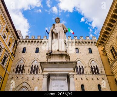 Atemberaubende Aussicht auf Sallustio Bandini Denkmal auf der Piazza Salimbeni Platz, Siena, Toskana, Italien Stockfoto