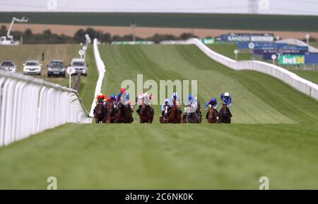 Atemberaubende Schönheit, die von Jockey Oisin Murphy (roter Helm) auf dem Weg zum Gewinn der bet365 Novice Stakes am dritten Tag des Moet and Chandon July Festivals auf der Newmarket Racecourse geritten wird. Stockfoto