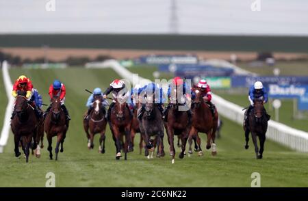 Atemberaubende Schönheit, die von Jockey Oisin Murphy (Mitte vorne) auf dem Weg zum Gewinn der bet365 Novice Stakes am dritten Tag des Moet and Chandon July Festivals auf der Newmarket Racecourse geritten wird. Stockfoto