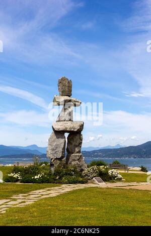 Vancouver, Kanada - Juni 2019: Inukuk in der English Bay in Vancouver. Ein Inuksuk ist ein von Menschen gemachtes Steinzeichen Stockfoto