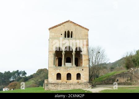 Oviedo, Spanien - 11. Dezember 2018: Kirche der Heiligen Maria am Berg Naranco Stockfoto