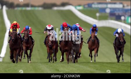 Atemberaubende Schönheit, die von Jockey Oisin Murphy (Mitte vorne) auf dem Weg zum Gewinn der bet365 Novice Stakes am dritten Tag des Moet and Chandon July Festivals auf der Newmarket Racecourse geritten wird. Stockfoto