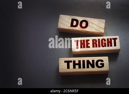 Tun Sie die richtigen Worte auf Holzklötze. Konzept der beruflichen Fähigkeiten. Stockfoto