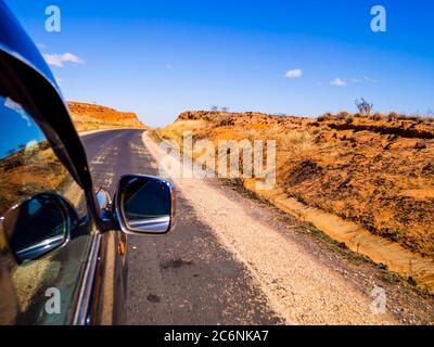 Mit dem Auto auf der landschaftlich reizvollen Route Nationale 7 (RN7) durch die Savanne des Hochlandes Madagaskar Stockfoto