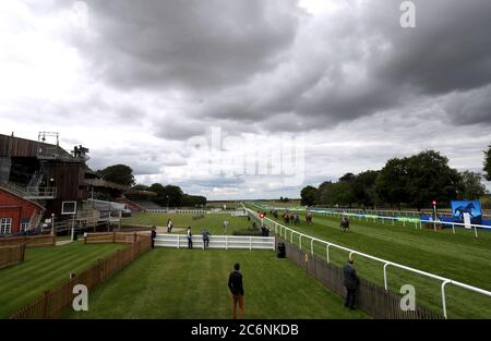 Atemberaubende Schönheit, die von Jockey Oisin Murphy auf dem Weg zum Gewinn der bet365 Novice Stakes am dritten Tag des Moet and Chandon July Festivals auf der Newmarket Racecourse geritten wird. Stockfoto