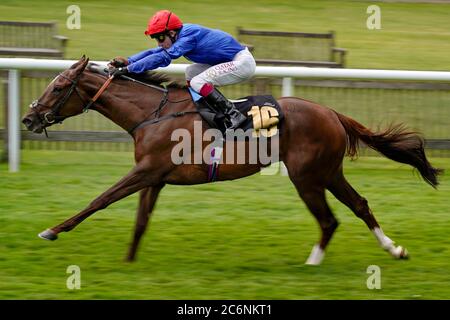 Jockey Oisin Murphy reitet atemberaubende Schönheit, um die bet365 Novice Einsätze am dritten Tag des Moet und Chandon Juli Festival auf Newmarket Racecourse zu gewinnen. Stockfoto