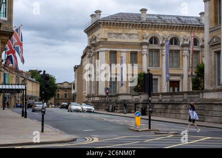 Blick auf das Ashmolean Museum und das Randolph Hotel, Blick auf die Beaumont Street von St Giles, Oxford, England, Großbritannien Stockfoto