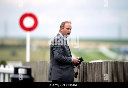 Trainer David Menuisier am dritten Tag des Moet and Chandon July Festivals auf der Newmarket Racecourse. Stockfoto