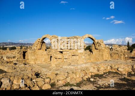 Die Ruinen mit Bögen im Archäologischen Park von Paphos, Südzypern Stockfoto