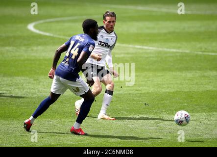 Brentfords Josh Dasilva (links) und Derby County's Max Bird kämpfen während des Sky Bet Championship-Spiels im Pride Park, Derby, um den Ball. Stockfoto