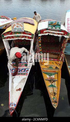 Die Shikara walas (Bootsmänner) warten auf die Touristen auf ihren Booten im weltberühmten Dal See in Srinagar, Kaschmir, Indien. Das Kashmir liegt im Himalaya auf 5,600 Meter über dem Meeresspiegel und ist ein grünes, untertasserförmiges Tal voller Obstplantagen, umgeben von schneebedeckten Bergketten. Dal Lake, an der Boulevard Straße gelegen ist weltweit berühmt und Touristen besuchen das Tal in großer Zahl. Dieses Jahr besuchen jedoch weniger Touristen das Kaschmir-Tal.Kaschmir, Indien 19. Mai 2007. Stockfoto