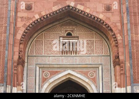 Historische Moschee (Qal'a-i-Kuhna) innerhalb der historischen Festung Purana Qila in Delhi Indien. 16. Jahrhundert n. Chr. Stockfoto