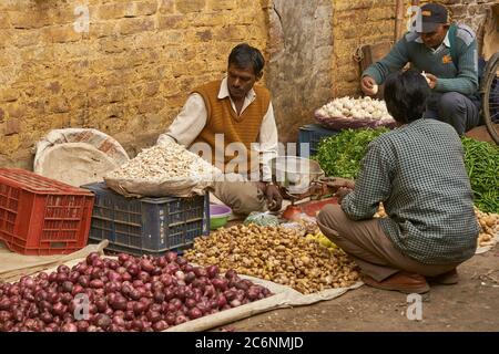 Mann verkauft Gemüse auf einem Straßenmarkt in Old Delhi, Indien. Stockfoto