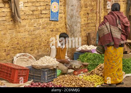 Mann verkauft Gemüse auf einem Straßenmarkt in Old Delhi, Indien. Stockfoto