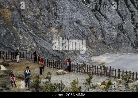 Lembang, Indonesien. Juli 2020. Touristen sahen Gesichtsmasken als vorbeugende Maßnahme gegen COVID-19 am Tangkuban Perahu Vulkan.Tangkuban Parahu Nature Tourism Park wurde für Touristen mit obligatorischen Gesundheitsprotokollen nach mehreren Monaten der Sperre aufgrund der Coronavirus-Krise wieder geöffnet. Kredit: SOPA Images Limited/Alamy Live Nachrichten Stockfoto