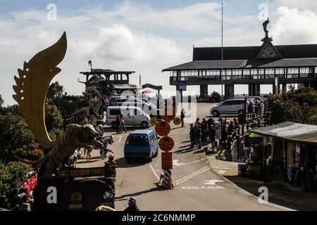 Lembang, Indonesien. Juli 2020. Blick auf einen Parkplatz am Berg Tangkuban Parahu Vulkan.Tangkuban Parahu Natur Tourismus Park wurde für Touristen mit obligatorischen Gesundheitsprotokollen nach mehreren Monaten der Sperre aufgrund der Coronavirus-Krise wieder geöffnet. Kredit: SOPA Images Limited/Alamy Live Nachrichten Stockfoto