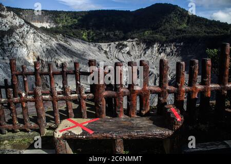 Lembang, Indonesien. Juli 2020. Soziale Abstandsmarke auf einem Sitz auf dem Vulkan Tangkuban Parahu.Tangkuban Parahu Nature Tourism Park wurde für Touristen mit obligatorischen Gesundheitsprotokollen wiedereröffnet, die nach mehreren Monaten der Sperrung aufgrund der Coronavirus-Krise folgen. Kredit: SOPA Images Limited/Alamy Live Nachrichten Stockfoto