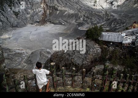 Lembang, Indonesien. Juli 2020. Ein Kind an einem aktiven Krater auf dem Vulkan Tangkuban Perahu gesehen.Tangkuban Parahu Nature Tourism Park wurde für Touristen mit obligatorischen Gesundheitsprotokollen wieder geöffnet, die nach mehreren Monaten der Sperre aufgrund der Coronavirus-Krise folgen. Kredit: SOPA Images Limited/Alamy Live Nachrichten Stockfoto