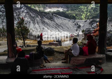 Lembang, Indonesien. Juli 2020. Touristen gesehen an einem aktiven Krater auf dem Berg Tangkuban Perahu Vulkan.Tangkuban Parahu Natur Tourismus Park wurde für Touristen mit obligatorischen Gesundheitsprotokollen wieder geöffnet, um nach mehreren Monaten der Sperre aufgrund der Coronavirus-Krise folgen. Kredit: SOPA Images Limited/Alamy Live Nachrichten Stockfoto