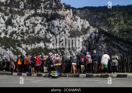 Lembang, Indonesien. Juli 2020. Touristen gesehen an einem aktiven Krater auf dem Berg Tangkuban Perahu Vulkan.Tangkuban Parahu Natur Tourismus Park wurde für Touristen mit obligatorischen Gesundheitsprotokollen wieder geöffnet, um nach mehreren Monaten der Sperre aufgrund der Coronavirus-Krise folgen. Kredit: SOPA Images Limited/Alamy Live Nachrichten Stockfoto