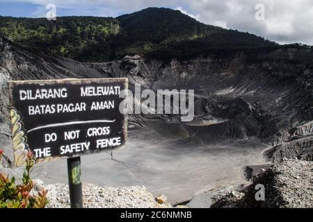 Lembang, Indonesien. Juli 2020. Ein Blick auf einen aktiven Krater am Berg Tangkuban Perahu Vulkan.Tangkuban Parahu Nature Tourism Park wurde für Touristen mit obligatorischen Gesundheitsprotokollen wieder geöffnet, die nach mehreren Monaten der Sperre aufgrund der Coronavirus-Krise folgen. Kredit: SOPA Images Limited/Alamy Live Nachrichten Stockfoto