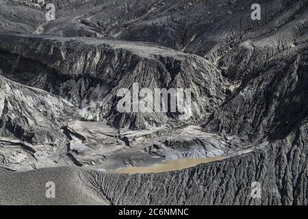 Lembang, Indonesien. Juli 2020. Ein Blick auf einen aktiven Krater am Berg Tangkuban Perahu Vulkan.Tangkuban Parahu Nature Tourism Park wurde für Touristen mit obligatorischen Gesundheitsprotokollen wieder geöffnet, die nach mehreren Monaten der Sperre aufgrund der Coronavirus-Krise folgen. Kredit: SOPA Images Limited/Alamy Live Nachrichten Stockfoto