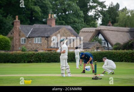 Die Spieler bereiten sich auf ihr Intra-Club-Spiel im Newtown Linford Cricket Club in Leicestershire vor. Stockfoto