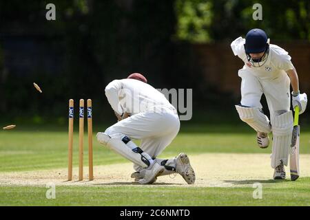 Ein Batsman für Pershore CC wird während des Spiels zwischen Pershore CC und Stratford-upon-Avon CC im The Bottoms, Heimstadion des Pershore Cricket Club, Worcestershire, ausgelaufen. Stockfoto