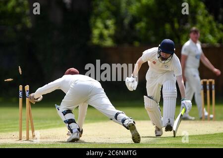 Ein Batsman für Pershore CC wird während des Spiels zwischen Pershore CC und Stratford-upon-Avon CC im The Bottoms, Heimstadion des Pershore Cricket Club, Worcestershire, ausgelaufen. Stockfoto