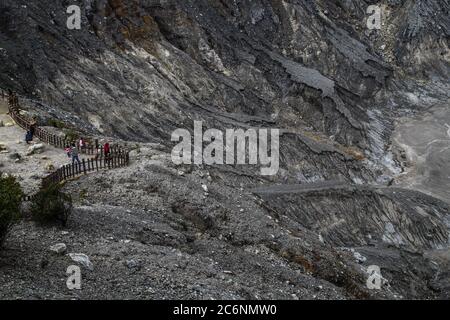 Lembang, Indonesien. Juli 2020. Touristen sahen Gesichtsmasken als vorbeugende Maßnahme gegen COVID-19 am Tangkuban Perahu Vulkan.Tangkuban Parahu Nature Tourism Park wurde für Touristen mit obligatorischen Gesundheitsprotokollen nach mehreren Monaten der Sperre aufgrund der Coronavirus-Krise wieder geöffnet. Kredit: SOPA Images Limited/Alamy Live Nachrichten Stockfoto