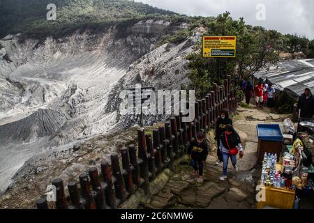 Lembang, Indonesien. Juli 2020. Touristen laufen am aktiven Krater im Vulkan Tangkuban Perahu herum.der Tangkuban Parahu Nature Tourism Park wurde für Touristen mit obligatorischen Gesundheitsprotokollen wieder geöffnet, die nach mehreren Monaten der Sperrung aufgrund der Coronavirus-Krise folgen. Kredit: SOPA Images Limited/Alamy Live Nachrichten Stockfoto