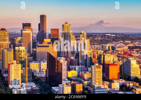 Seattle Aerial Skyline mit Mt. Rainier im Hintergrund bei Sonnenuntergang, Washington, USA Stockfoto