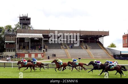 Gegründet geritten durch Jockey David Egan gewinnt die bet365 Meile Handicap am dritten Tag des Moet und Chandon Juli Festival auf Newmarket Racecourse. Stockfoto