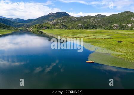 Luftaufnahme von zwei Kajaks auf dem Fluss Rijeka Crnojevica, in der Nähe von Cetinje, aufgenommen mit Drohne Stockfoto