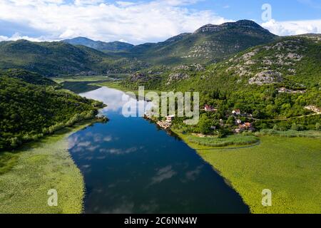 Luftaufnahme der schönen Landschaft am Fluss Rijeka Crnojevica, in der Nähe von Cetinje, mit Drohne aufgenommen Stockfoto