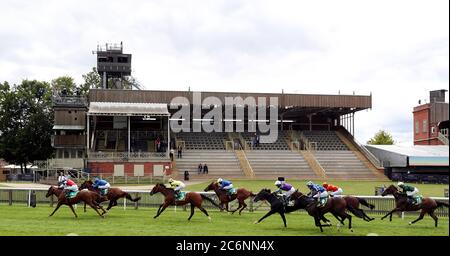 Gegründet geritten durch Jockey David Egan gewinnt die bet365 Meile Handicap am dritten Tag des Moet und Chandon Juli Festival auf Newmarket Racecourse. Stockfoto