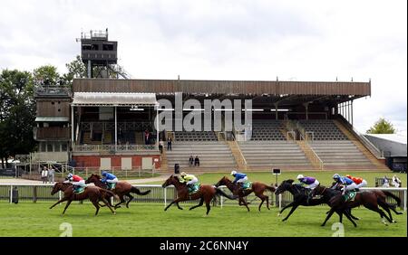 Gegründet geritten durch Jockey David Egan gewinnt die bet365 Meile Handicap am dritten Tag des Moet und Chandon Juli Festival auf Newmarket Racecourse. Stockfoto