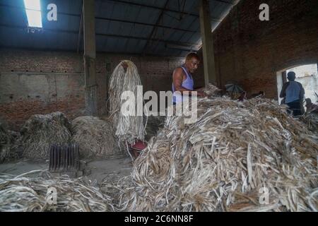 Dhaka, Dhaka, Bangladesch. Juli 2020. Am 11. Juli 2020 arbeiten Arbeiter in einer Jute-Verarbeitungsfabrik in Narayanganj in der Nähe von Dhaka, Bangladesch. Kredit: Zabed Hasnain Chowdhury/ZUMA Wire/Alamy Live Nachrichten Stockfoto