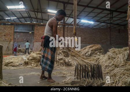 Dhaka, Dhaka, Bangladesch. Juli 2020. Ein Jutearbeiter arbeitet am 11. Juli 2020 in einer Juteverarbeitungsfabrik in Narayanganj in der Nähe von Dhaka, Bangladesch. Kredit: Zabed Hasnain Chowdhury/ZUMA Wire/Alamy Live Nachrichten Stockfoto