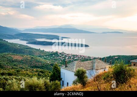 Herrliche Aussicht auf den Pagasetischen Golf und das Dorf Milina, von Lafkos aus gesehen. Lafkos ist ein Dorf am Südwesthang des Berges Pelion, in Greec Stockfoto