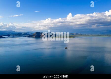 Luftaufnahme des Skadarsko Sees und der kleinen Insel, Montenegro Stockfoto