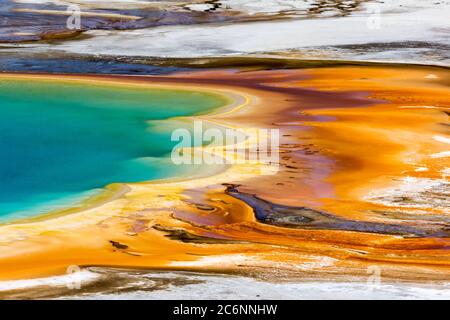 Farbenfrohe Kante der heißen Quelle Grand Prismatic im Yellowstone National Park Wyoming, USA Stockfoto