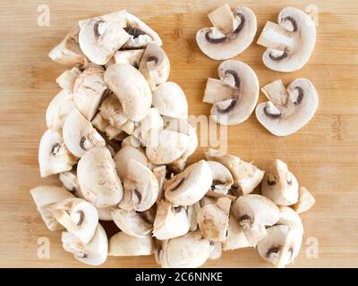 In Scheiben geschnittene Champignons. Cremesuppe kochen. Blick von oben. Stockfoto
